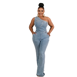 Dettaglio della tuta di jeans monospalla con vita aderente e gamba svasata