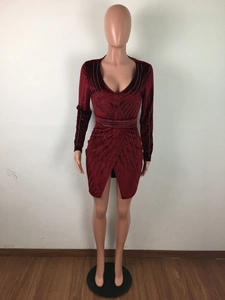 Détail de la robe en velours bordeaux avec motifs en strass et coupe portefeuille