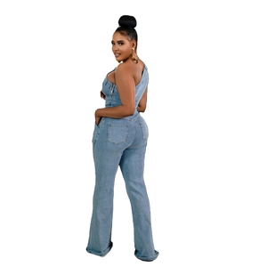 Dettaglio del design monospalla e del denim lavato della tuta aderente in jeans