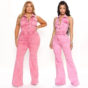 Dettaglio della tuta denim rosa con scollo all'americana, tasche cargo e fondo a zampa