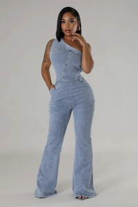 Dettaglio della tuta di jeans azzurra monospalla con gamba a zampa in stile vintage