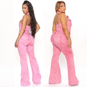 Dettaglio posteriore della tuta in denim rosa con allacciatura al collo e design a zampa