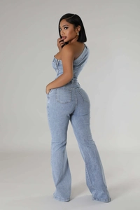 Vista posteriore della tuta in denim monospalla slim fit con gamba a zampa d'elefante