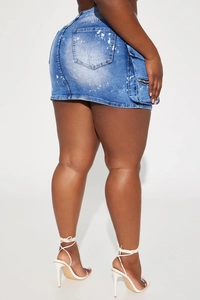 Détail de la mini-jupe en jean avec taches de peinture et poche cargo latérale zippée