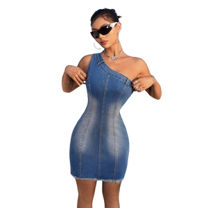 Abito in denim slavato monospalla aderente con orlo a taglio vivo e silhouette bodycon