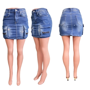 Détails de la mini-jupe en jean délavé bleu avec effets usés et poches zippées latérales