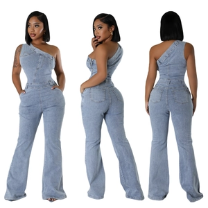 Tuta denim lavaggio azzurro monospalla con gamba a zampa d'elefante vestibilità slim