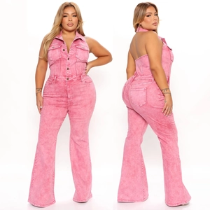 Tuta in denim rosa con allacciatura al collo, bottoni frontali e gamba larga