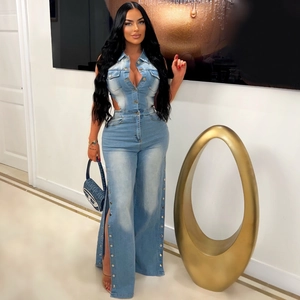 Combinaison en denim bleu clair ajustée avec découpes à la taille et jambes larges