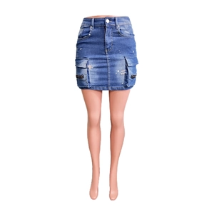 Détail de mini-jupe en jean bleu avec poches cargo et design à éclaboussures de peinture