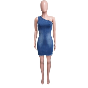 Dettaglio dell'abito in denim monospalla con orlo sfrangiato e vestibilità slim blu