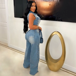 Détail d'un ensemble denim deux pièces avec fentes boutonnées latérales et taille haute