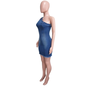 Dettaglio dell'abito in denim monospalla slim fit con orlo sfrangiato e lavaggio blu