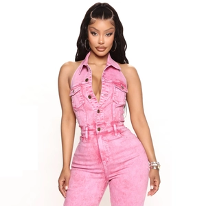 Dettaglio della tuta in denim rosa lavaggio acido con schiena scoperta e bottoni in metallo