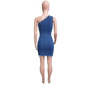 Dettaglio mini abito denim monospalla slim fit con orlo sfrangiato e lavaggio blu scuro