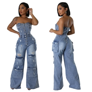 Détails de la combinaison bustier en jean bleu clair avec boutons et poches cargo