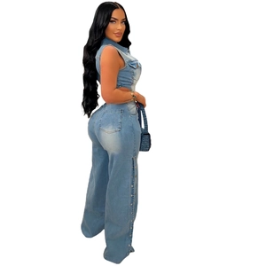 Détail d'un ensemble en jean délavé avec pantalon large à boutons latéraux et haut cintré
