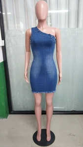 Dettaglio di abito in denim blu monospalla attillato con cuciture e orlo sfilacciato