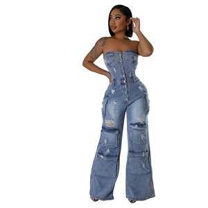 Détail d'une combinaison en jean bustier avec poches cargo et boutons métalliques