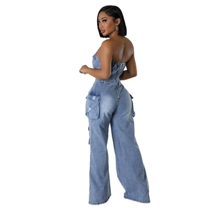 Détail d'une combinaison bustier en jean ajustée avec poches cargo et fermeture éclair au dos