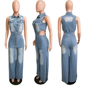 Combinaison en jean bleu clair sans manches avec découpes à la taille et jambes larges