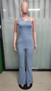 Dettaglio di una tuta in denim celeste con spalla singola e vita sottile aderente
