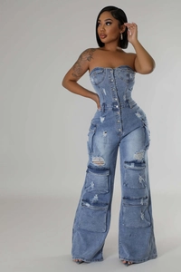 Détail de la combinaison en jean bustier avec boutons et grandes poches cargo à rabat