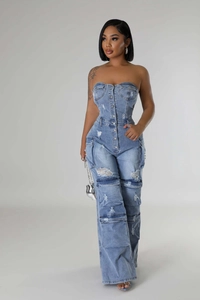 Détail d'une combinaison bustier en jean avec poches cargo et finitions délavées