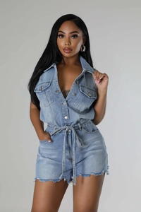 Détail d'un combishort en denim bleu clair avec ourlet effiloché et cordon de serrage