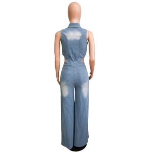 Détail d'une combinaison en jean avec découpe au dos et jambe large en bleu délavé