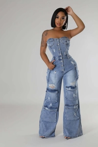 Détail de la matière denim usée sur une combinaison bustier avec de grandes poches cargo
