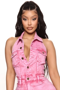 Dettaglio di una tuta in denim rosa con scollo all'americana e bottoni in metallo