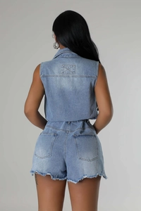 Vue arrière de l'ensemble en denim lavé avec ourlet effiloché et poches arrière