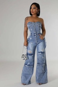 Détail d'une combinaison bustier en denim bleu clair avec poches cargo et déchirures