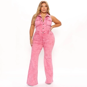 Dettaglio della tuta in denim rosa lavato con colletto a rever, bottoni e tasche