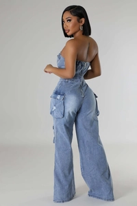 Vue arrière d'une combinaison bustier en jean avec fermeture éclair et poches cargo bleu clair