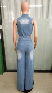 Détail de la combinaison en jean sans manches bleu clair avec découpes à la taille et poches
