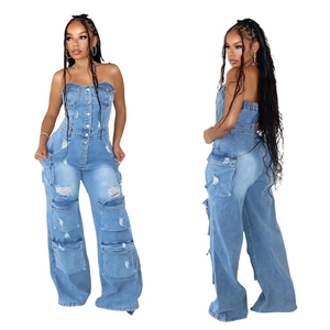 Vues avant et arrière d'une combinaison en jean bustier bleu clair avec poches cargo et usures