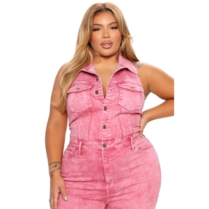 Dettaglio frontale della tuta in denim rosa lavato senza maniche con revers e tasche cargo
