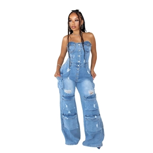 Détail d'une combinaison en jean bustier avec poches cargo et finitions délavées déchirées
