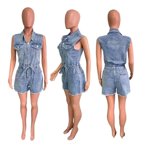Vue en trois plans d'un combishort en jean bleu clair avec taille à cordon et bords bruts