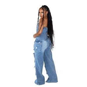Détail d'une combinaison bustier en jean bleu avec dos élastique et poches cargo