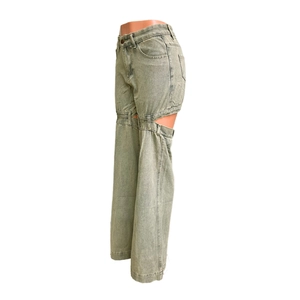 Détail du jean droit à taille haute avec découpes latérales et boucles métalliques