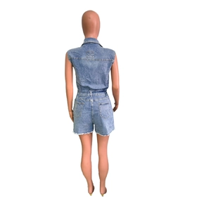 Vue arrière du combishort en jean délavé avec taille élastique et ourlet effiloché