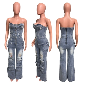 Vue détaillée de la combinaison bustier en jean bleu clair avec poches et trous déchirés