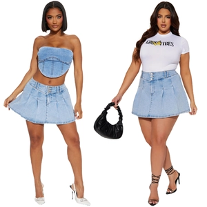 Détail de jupe en jean plissée bleu clair sur des modèles de taille standard et grande