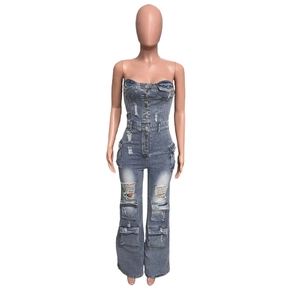 Vue détaillée d'une combinaison en jean avec texture délavée et poches cargo sur mannequin