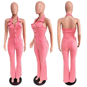 Vista tripla di una tuta di jeans rosa con scollo all'americana e gamba a zampa