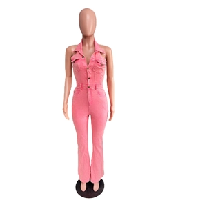Dettaglio della tuta in denim rosa con scollo all'americana e tasche con patta
