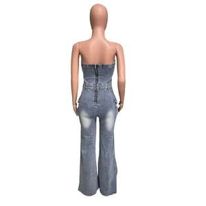 Vue arrière d'une combinaison bustier en jean avec fermeture éclair et poches cargo